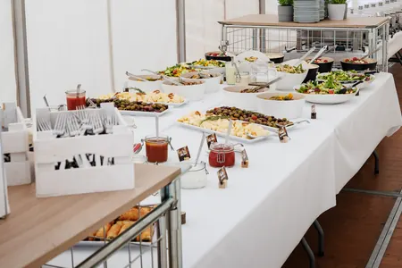 Aufgebautes Buffet im Festzelt