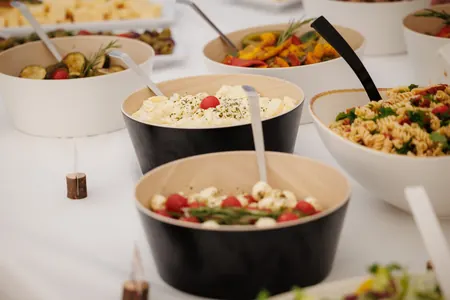 Frische Salate in Schüsseln