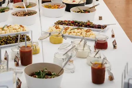 Buffet mit Salaten und Dips