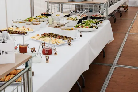 Festlich aufgebautes Buffet
