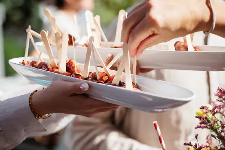 Fingerfood-Spieße auf der Platte