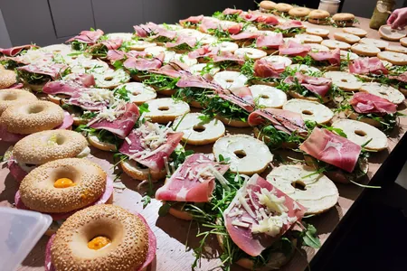 Frisch belegte Bagels mit Rucola, Schinken und Käse