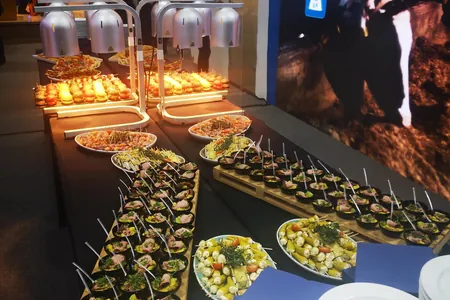 Fingerfood-Buffet am Messestand mit Wärmelampen