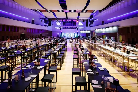 Festlich eingedeckte Halle bei der Weihnachtsfeier