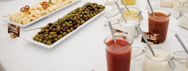 Oliven, Käsewürfel und hausgemachte Dips auf dem Vorspeisenbuffet
